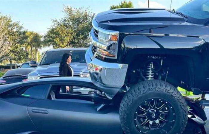 سعرها 340 ألف دولار.. سيدة تسحق سيارة لامبورغيني بشاحنتها شاهدوا الفيديو