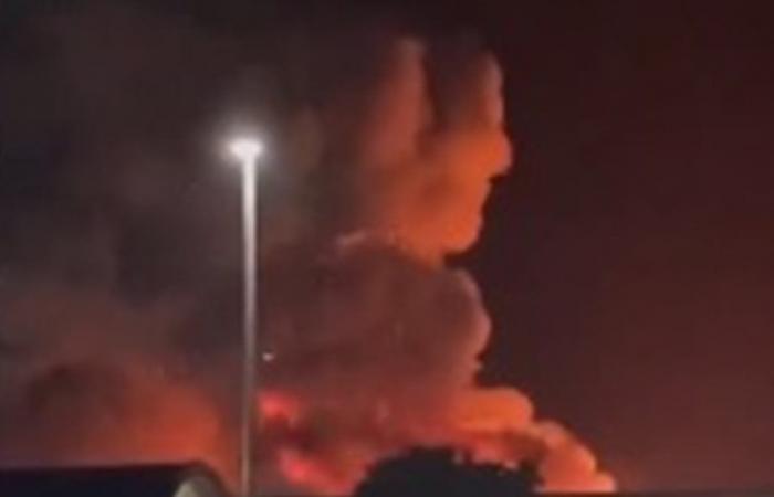 تستخدمها أميركا لضرب إيران... حريق غامض في قاعدة جوية بريطانية (فيديو)