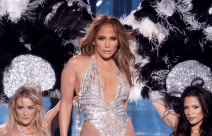 بصور جريئة.. نجمة عالمية تستعرض لياقتها ورشاقتها!