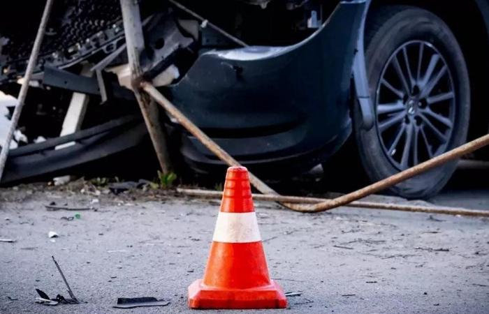 جلست على الرصيف وبكت.. هذا ما فعلته إعلامية بارزة بعد نجاتها من حادث سير مروّع (فيديو)