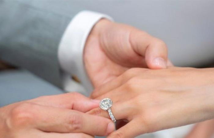 قدّم لها خاتما بمليون دولار.. خطوبة نجمة شهيرة من مغنٍ تُثير ضجة (صور)