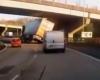 بالفيديو: حادث إثر انقلاب شاحنة يحبس الأنفاس في بريطانيا ‏